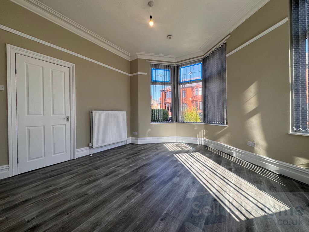 Property photo 3 of 17 Lounge