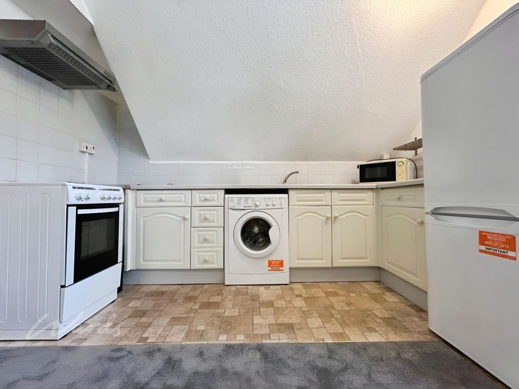 Property photo 3 of 8 Kitchen