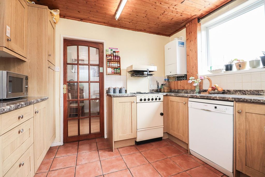 Property photo 3 of 19 Kitchen