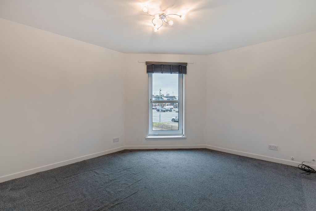 Property photo 3 of 10 Living1