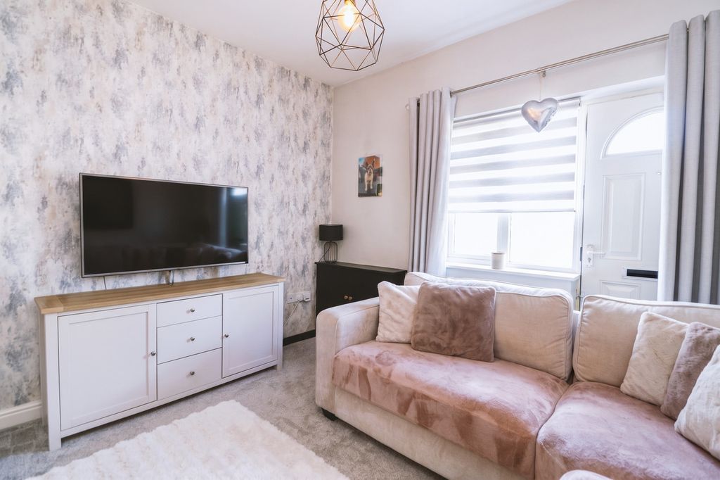 Property photo 3 of 18