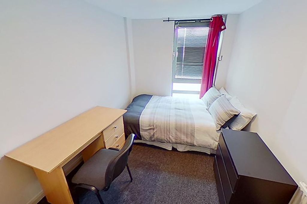 Property photo 3 of 7 Bright And Inviting Double Bedroom Featuring A Com...