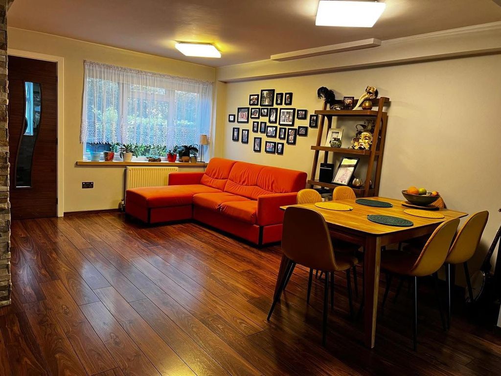 Property photo 1 of 10 Spacious Two-Bedroom Ground Floor Flat With Large Private Garden – Feltham, Tw14