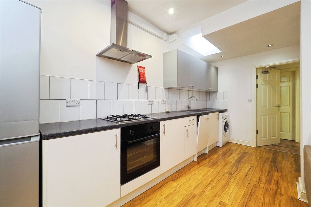 Property photo 3 of 17 Kitchen