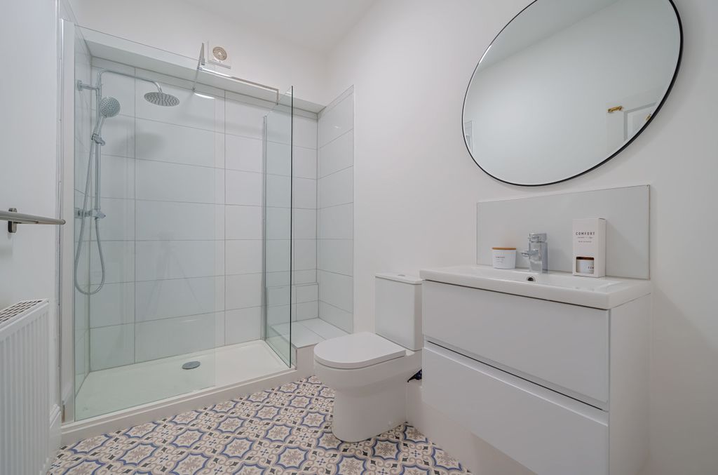 Property photo 2 of 8 Bathroom