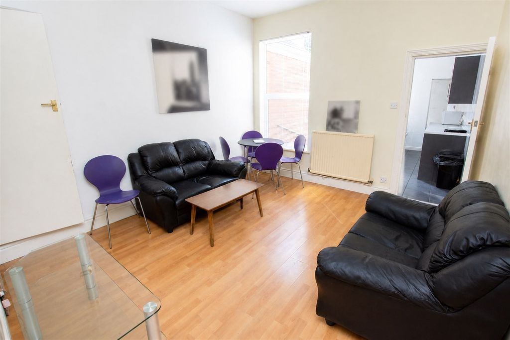 Property photo 1 of 7 Approach