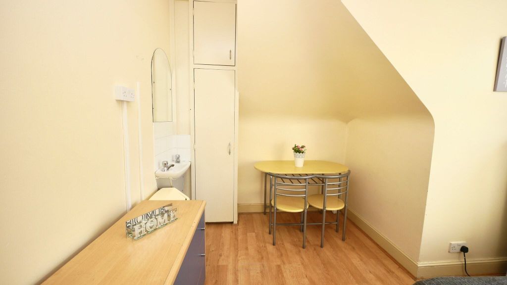 Property photo 3 of 6 Bedroom