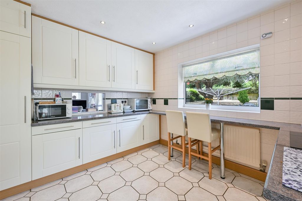 Property photo 2 of 20 Cheviot Close, 7- (8).Jpg