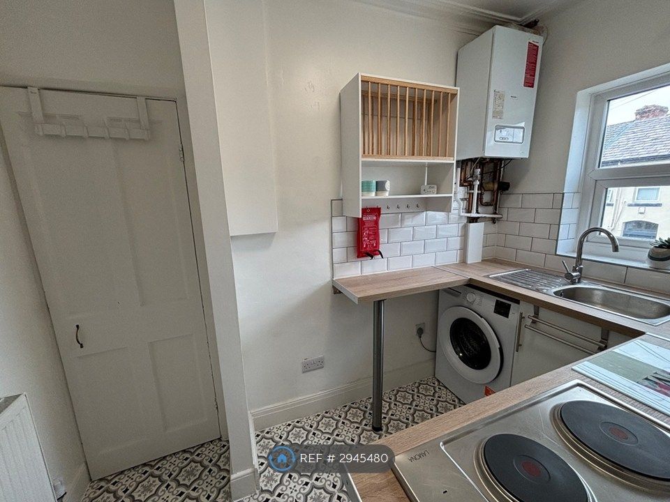 Property photo 2 of 9 Kitchen
