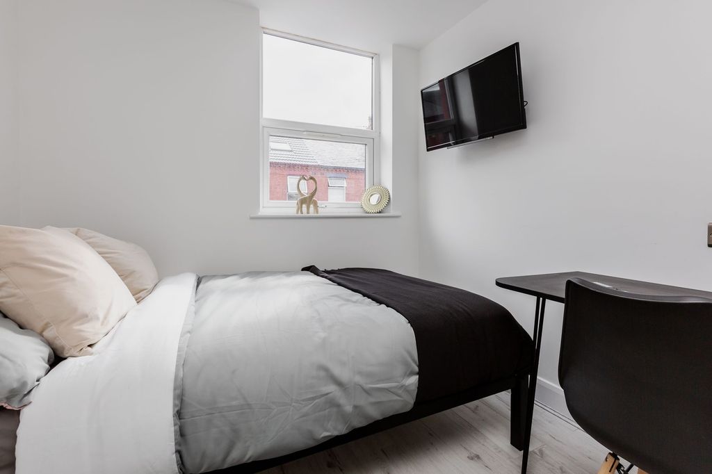 Property photo 3 of 5 A Bright And Tidy Double Bedroom With Neutral Deco...