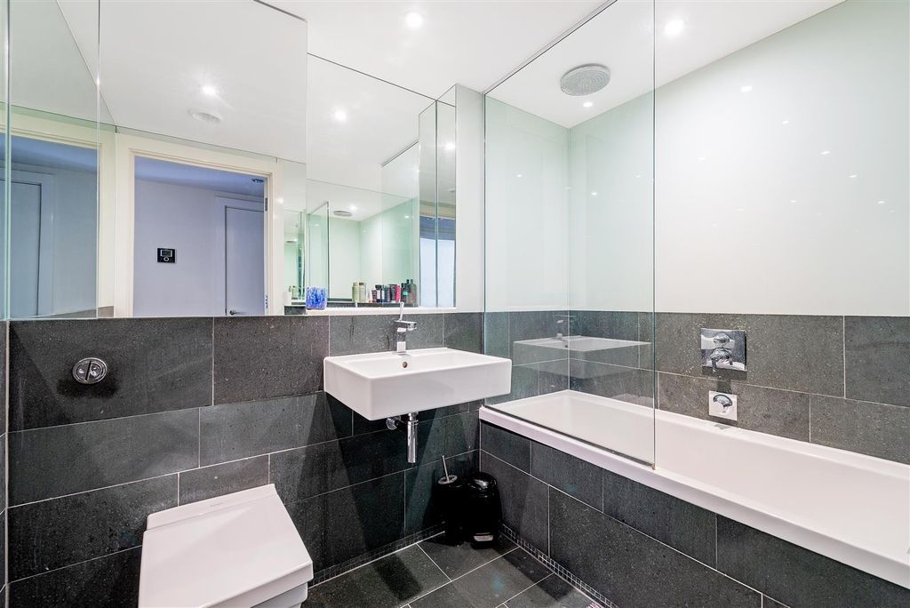 Property photo 3 of 11 Bathroom