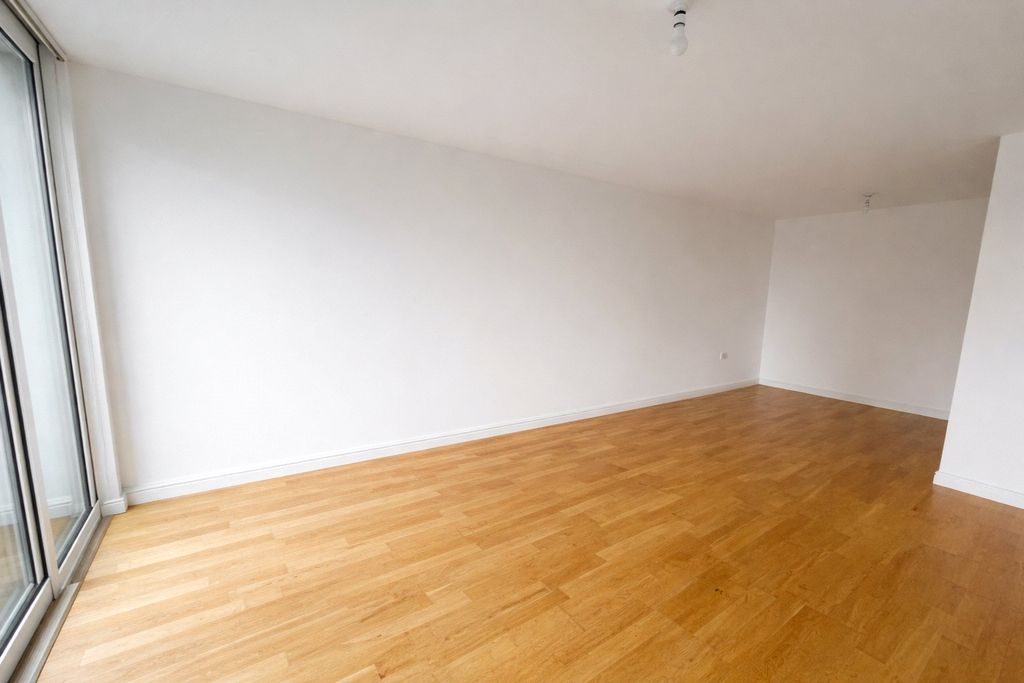 Property photo 3 of 9 Reverse Lounge