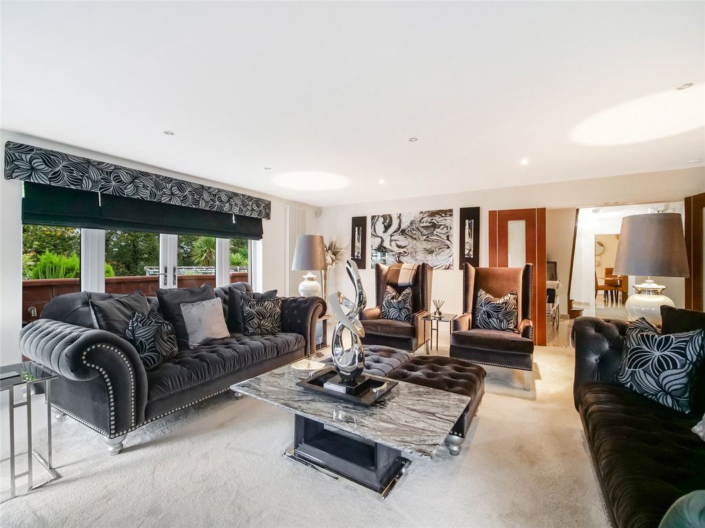 Property photo 2 of 23 Lounge