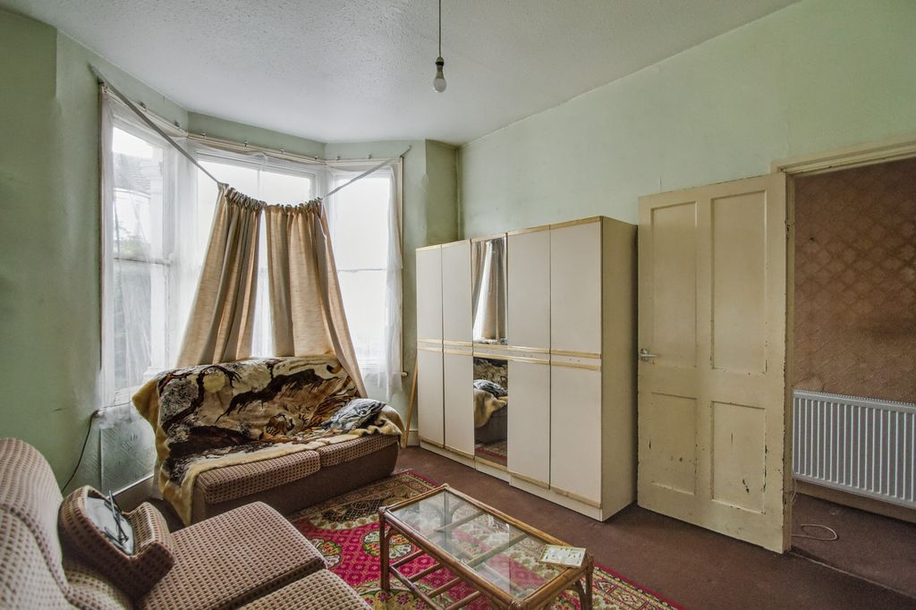 Property photo 2 of 14 130 Albert Road, Leyton, London, E10 6Pb