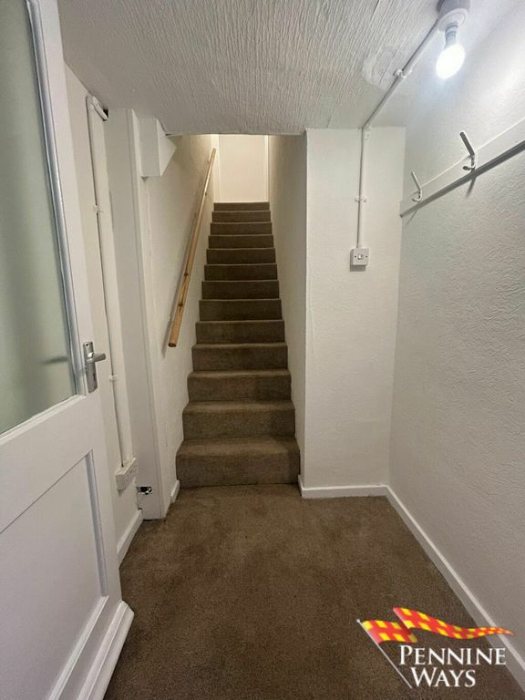 Property photo 2 of 7 Entrance/Stairway