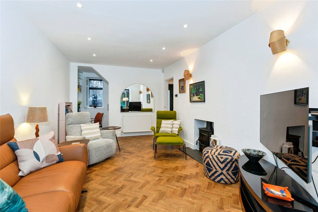 Property photo 3 of 27 Lounge