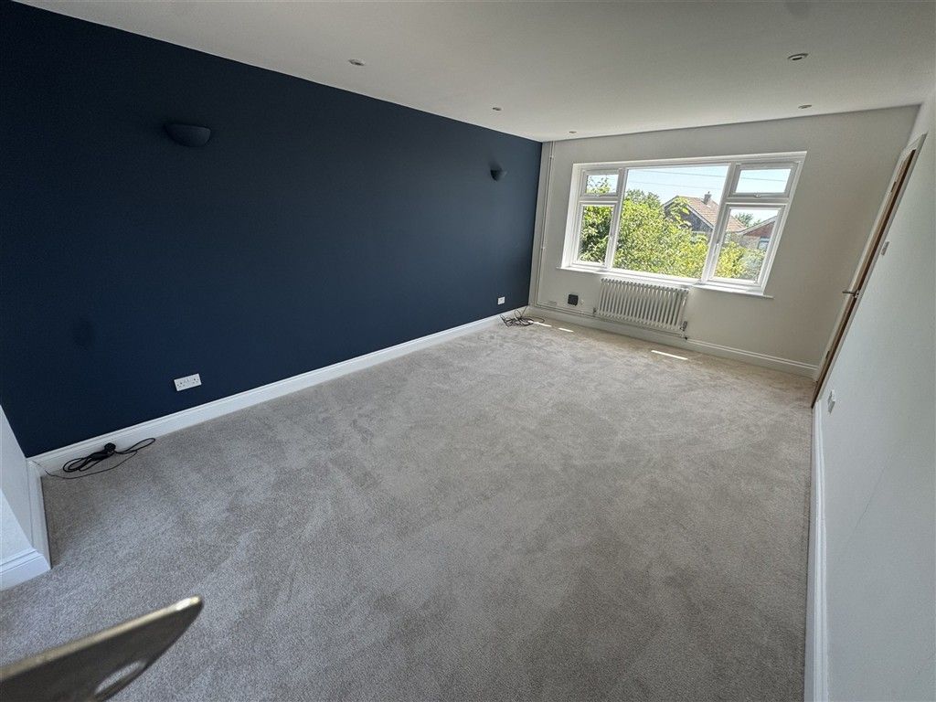 Property photo 2 of 18 Lounge