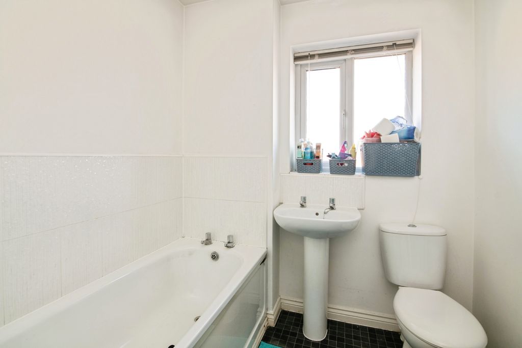 Property photo 2 of 20 Bathroom