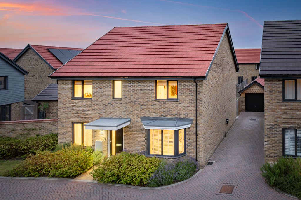 Property photo 1 of 30 4 Bed Detached House For Sale Mitchell Gardens, Copthorne Rh10