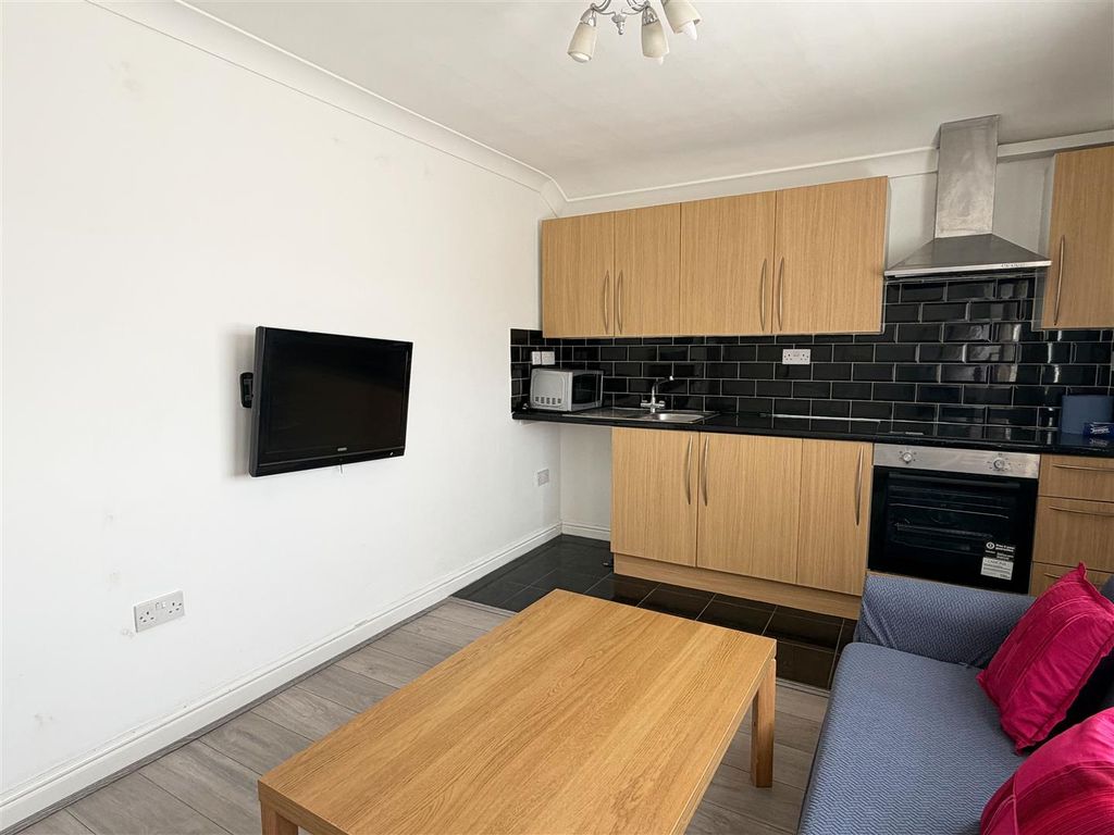 Property photo 3 of 8 Cr Ff Recep1.Jpg