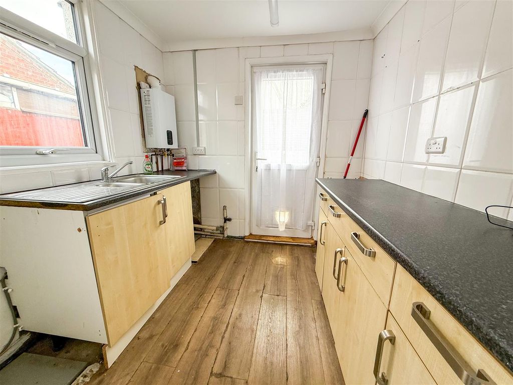 Property photo 3 of 11 Kitchen