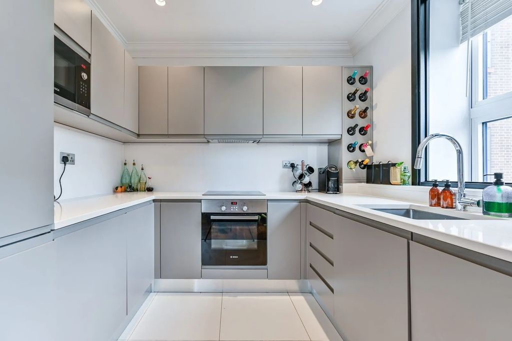 Property photo 2 of 10 Kitchen