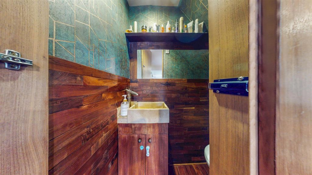 Property photo 3 of 14 Cloakroom.Jpg
