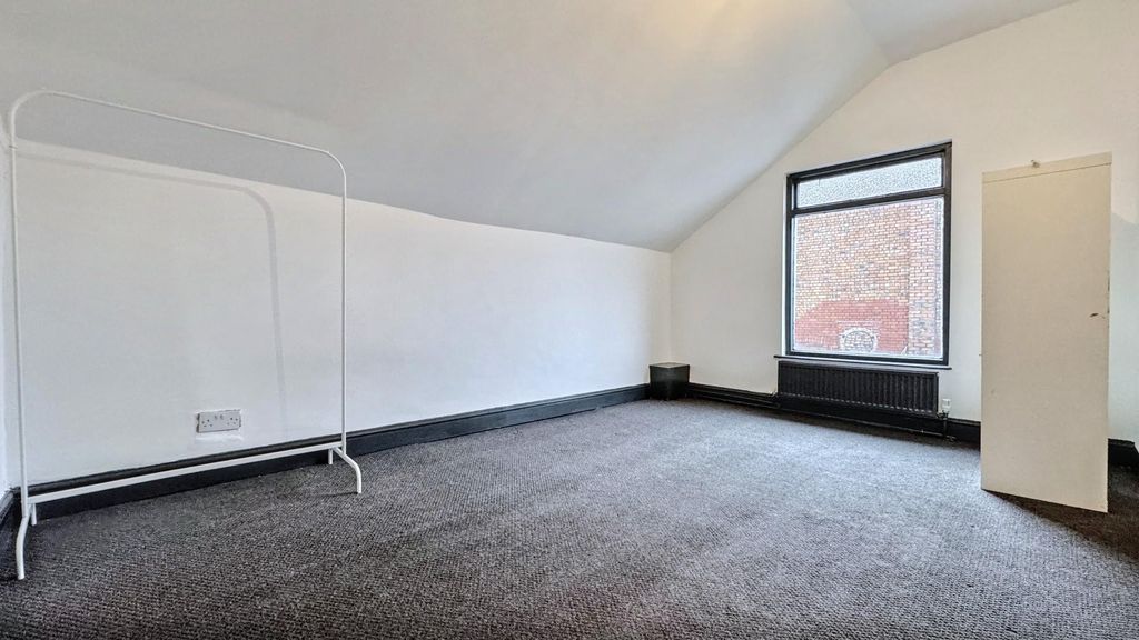 Property photo 2 of 9 Bright, Airy Attic Room With Plush Dark Carpet....