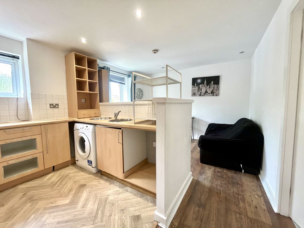 Property photo 3 of 11 Kitchen