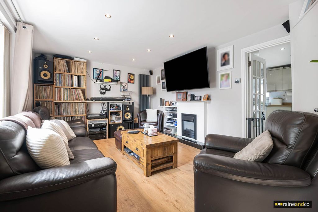 Property photo 2 of 31