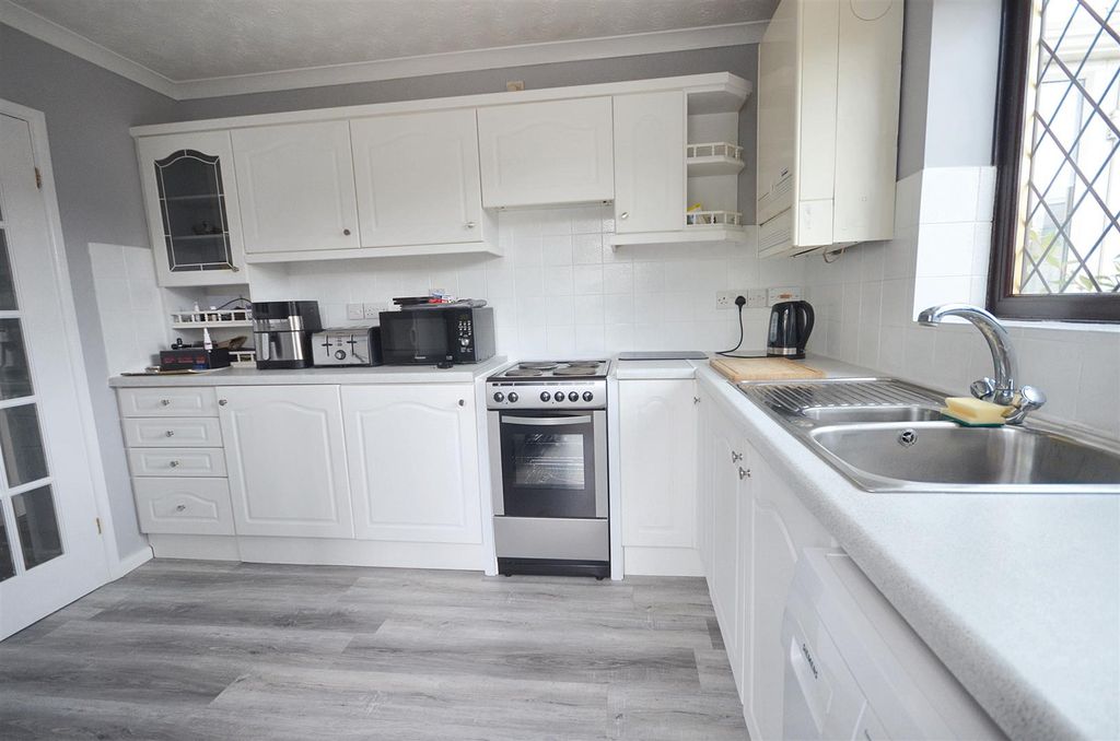 Property photo 3 of 10 Kitchen