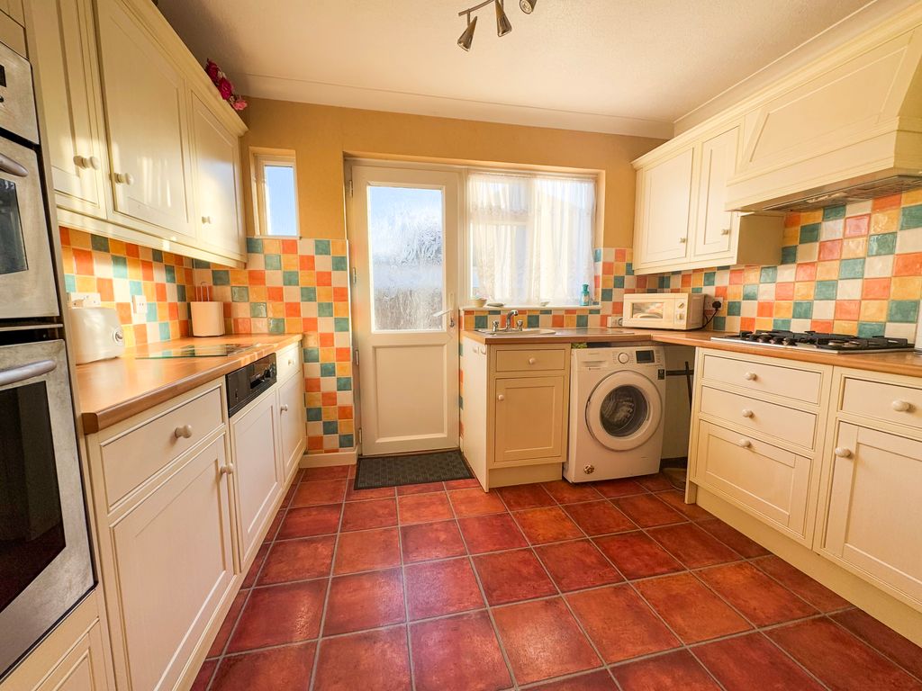 Property photo 3 of 12 Kitchen