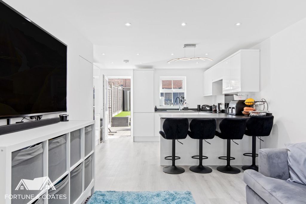 Property photo 3 of 17 Albertgardens_8.Jpg