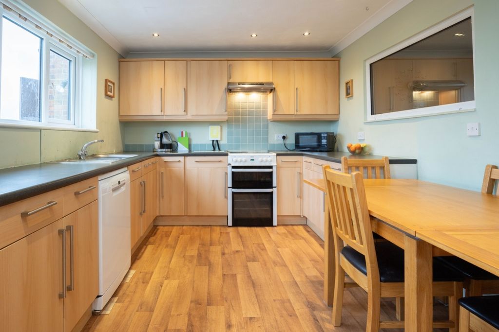 Property photo 3 of 9 Kitchen