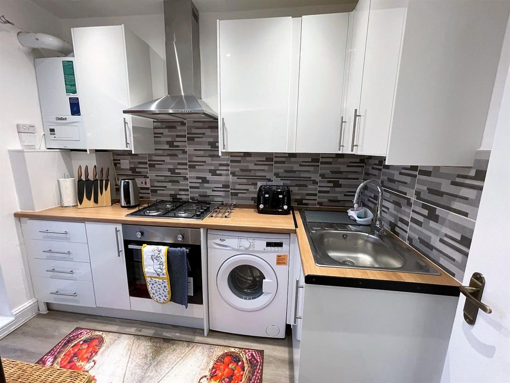 Property photo 2 of 11 Beautiful Newly Refurbished One Bedroom Flat In Ol