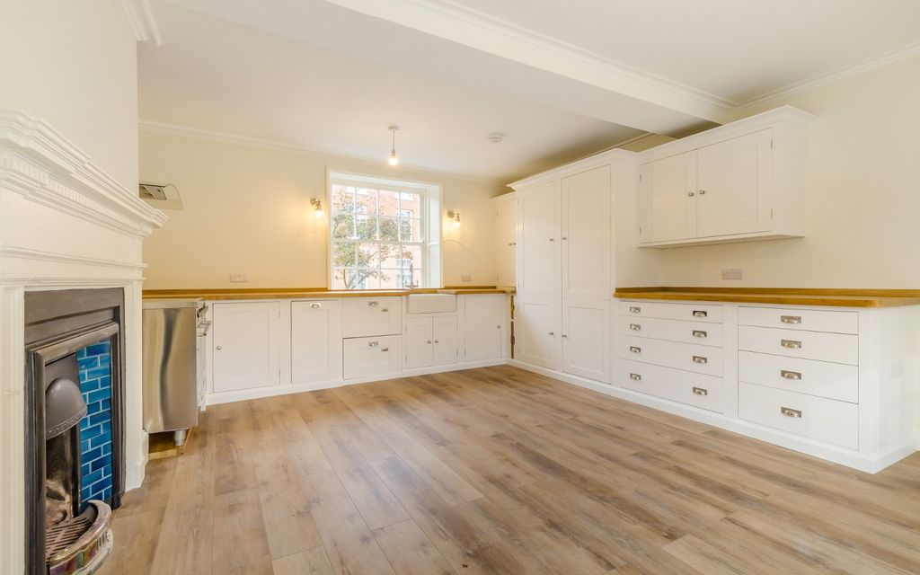 Property photo 3 of 14 Kitchen