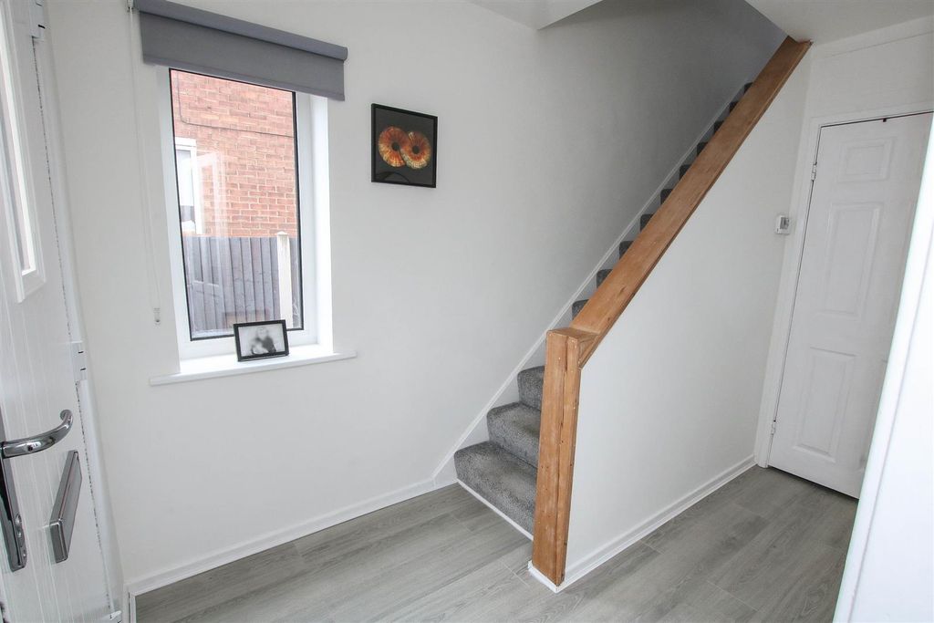Property photo 2 of 21 Entrance Hall