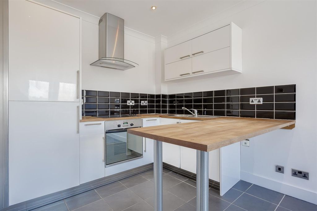 Property photo 2 of 9 Flat-Diceland-Road-Banstead-102.Jpg