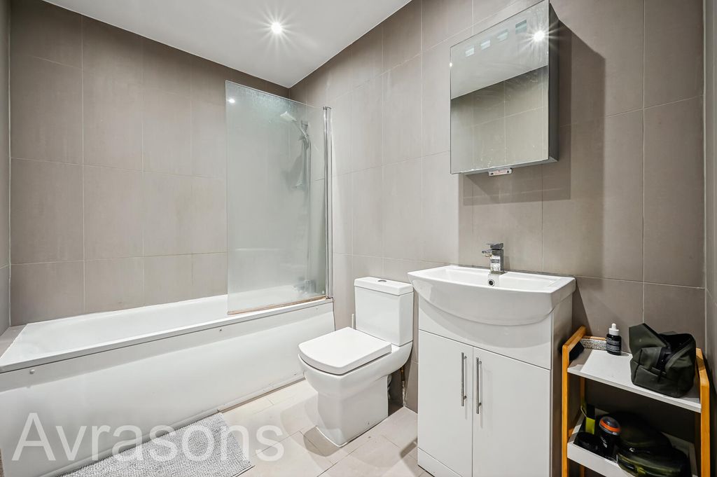 Property photo 3 of 10 Bathroom