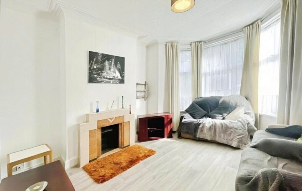 Property photo 1 of 11 Bright, Modern Living Room With Large Bay Windows ...