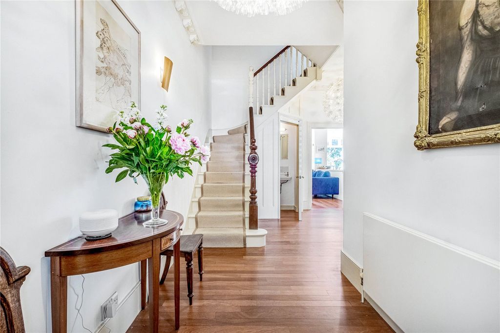 Property photo 3 of 14 Hallway