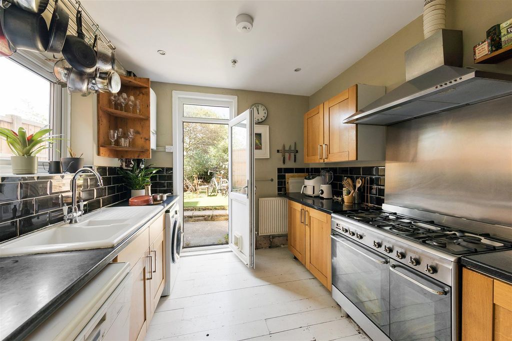 Property photo 3 of 32 Sunnyside Road, E10