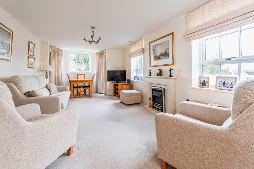 Property photo 3 of 21 Living Room