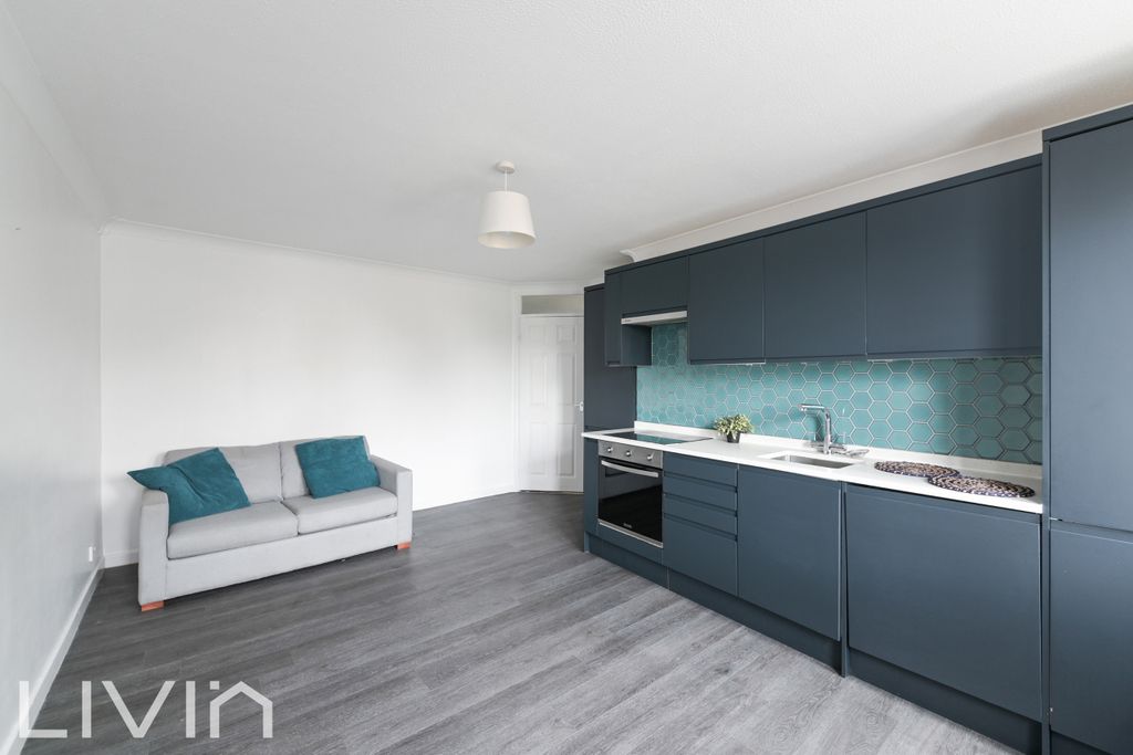 Property photo 3 of 13 Pampisford Road,211A (6)