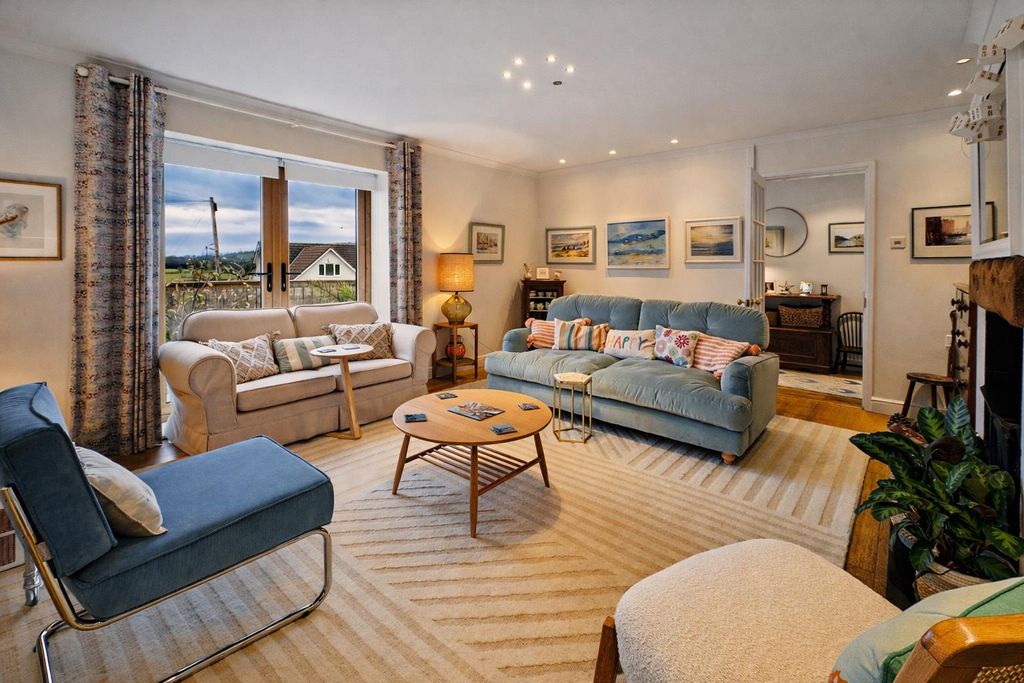 Property photo 2 of 24 Lounge