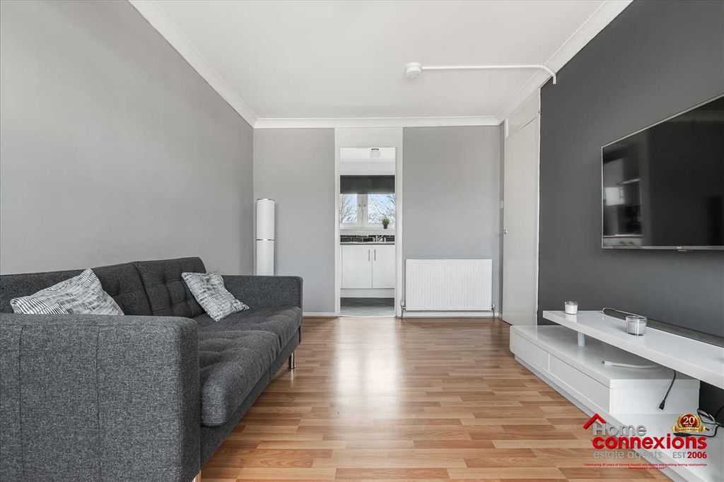 Property photo 3 of 17 Lounge (2)