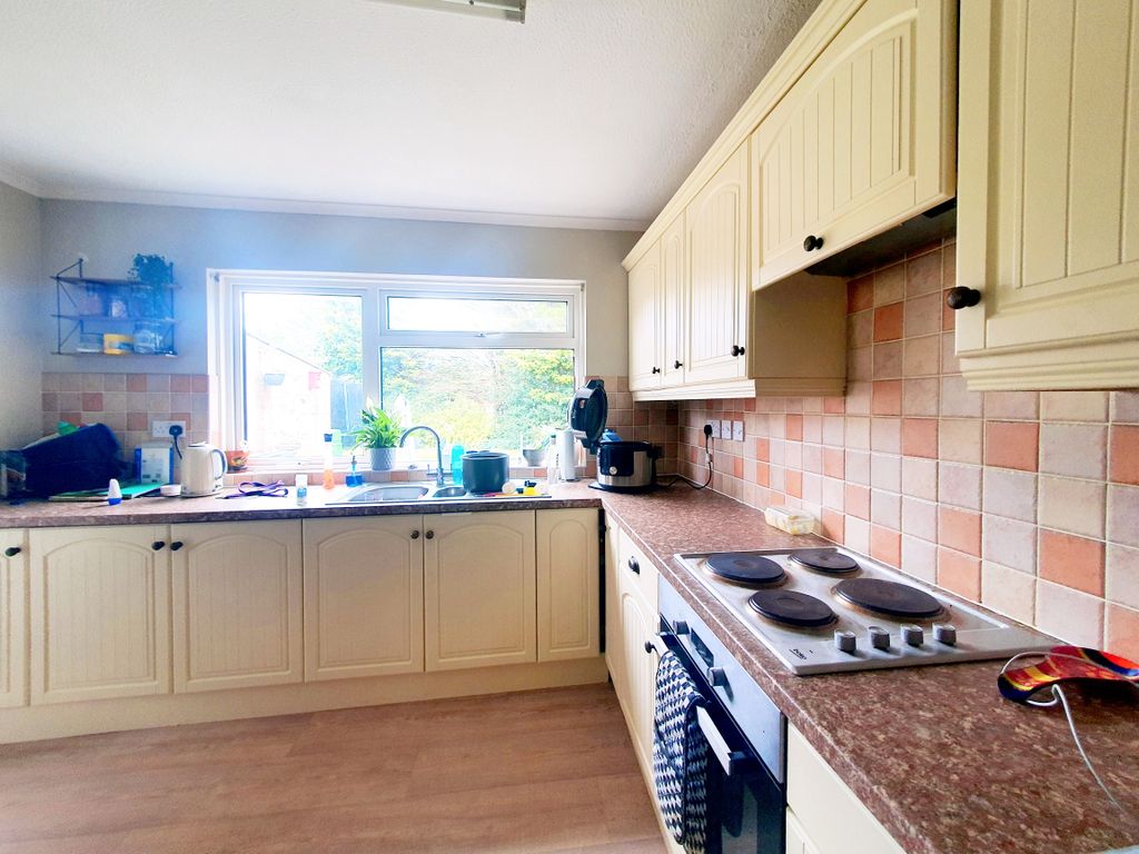 Property photo 2 of 6 Kitchenp