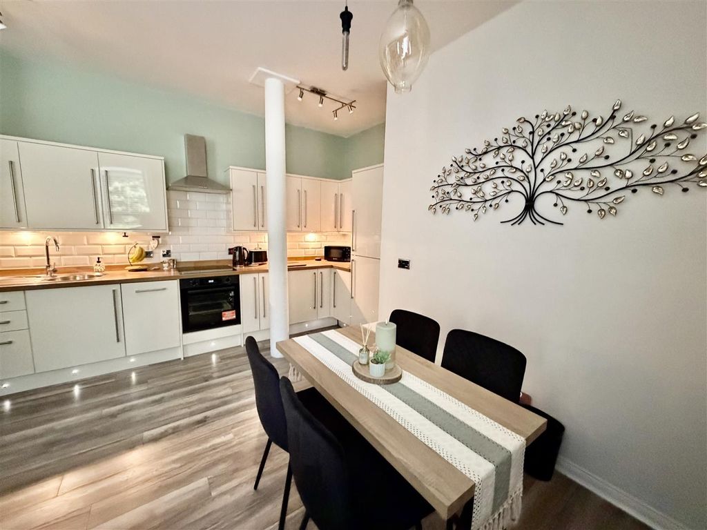 Property photo 3 of 11 Kitchen