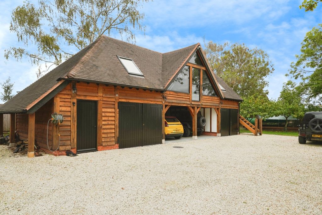 Property photo 3 of 26 Garage/Workshop