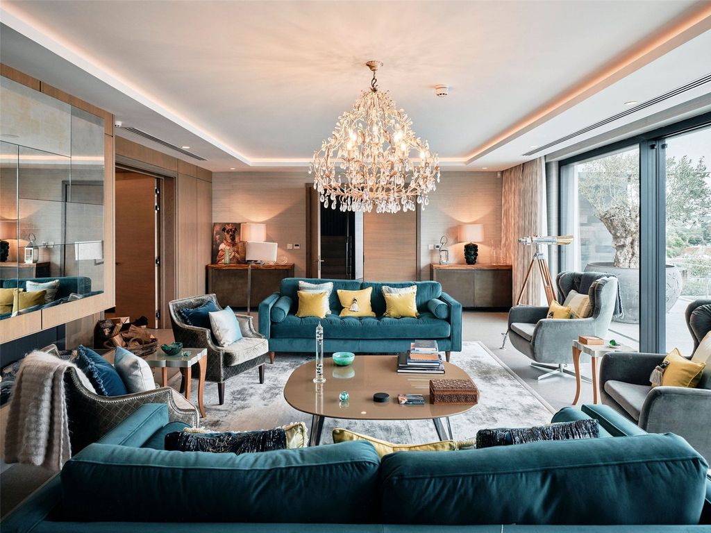 Property photo 3 of 34 Main Lounge